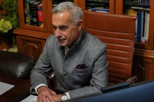 La cour roumaine confirme les mesures à l'encontre du favori à l'élection présidentielle lors d'une enquête.