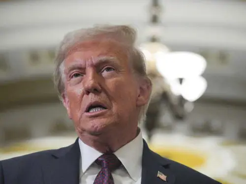 Trump menace d'imposer de nouveaux tarifs au Canada dès aujourd'hui - après avoir interrompu les droits de douane de 25%.