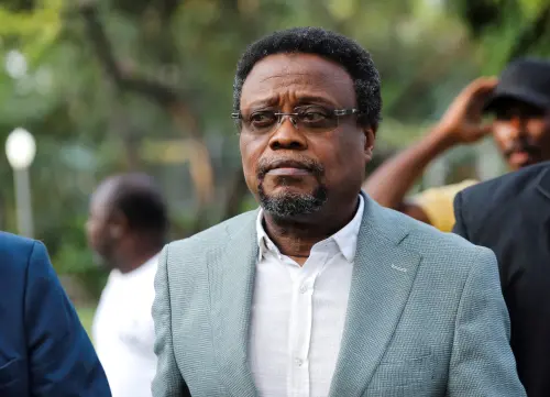 Un économiste haïtien assure la présidence de transition lors d'une cérémonie conviviale.