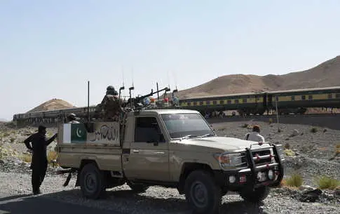 Séparatistes baloutches détournent un train de passagers au Pakistan et menacent les otages.