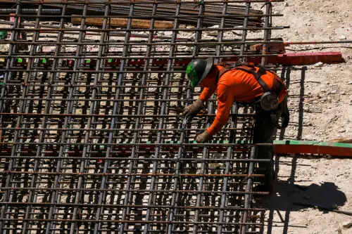 La Maison Blanche annonce la mise en vigueur d'une taxe de 25 % sur l'acier et l'aluminium.