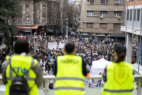 Des manifestants anti-gouvernementaux bloquent l'accès aux diffuseurs d'État serbes.