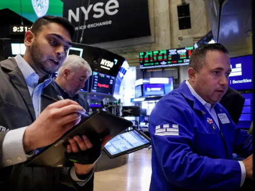 Wall Street clôture nettement plus bas alors que les craintes de récession planent.