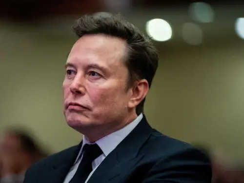 Le patron de DOGE affirme qu'il gère ses entreprises "avec une grande difficulté" alors que les actions de Tesla chutent.
