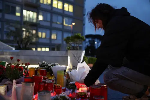 Le pape François reste stable, une tomodensitométrie thoracique confirme des améliorations, annonce le Vatican.