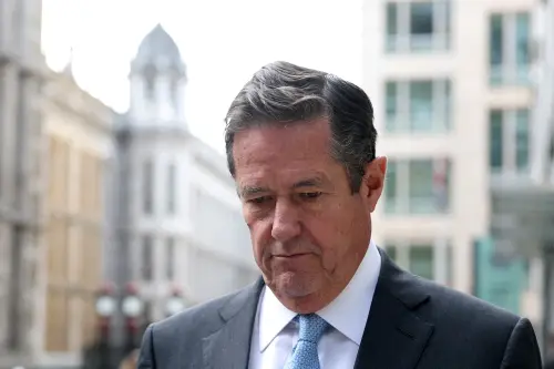 Ancien PDG de Barclays Jes Staley a dormi avec l'assistante d'Epstein, révèle le tribunal.