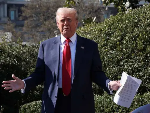 Les tarifs douaniers de Trump sur l'acier et l'aluminium entrent en vigueur alors que la guerre commerciale entre les États-Unis et le Canada s'intensifie.