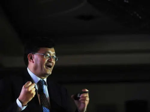 Intel nomme Lip-Bu Tan comme nouveau PDG, l'action en hausse de 11%.