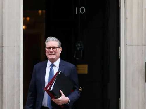 Starmer va annoncer des coupes dans les "lourdeurs" bureaucratiques à Whitehall et utiliser l'IA pour remplacer certains travaux de la fonction publique.