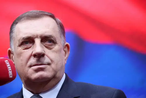 Le leader serbe de Bosnie crie "arrêtez-nous" alors qu'il avance avec des lois séparatistes.