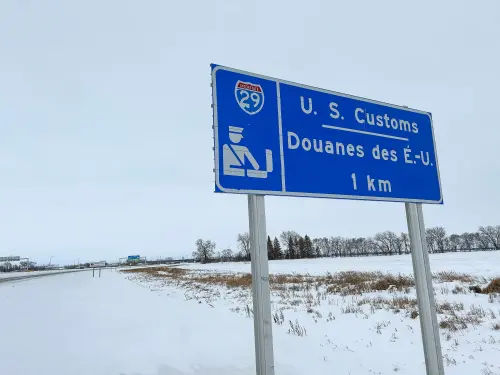 Le nombre de migrants arrêtés entrant aux États-Unis depuis le Canada chute à un niveau bas pluriannuel.