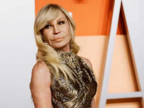 Donatella Versace quitte ses fonctions de directrice de la création alors que les rumeurs de vente font tourbillonner.