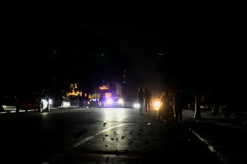 Cuba se bat pour rétablir l'électricité à des millions de personnes alors que la nuit tombe.