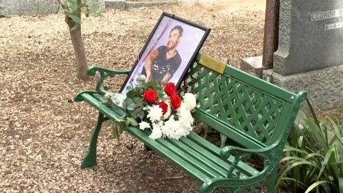Les fans de Liam Payne dédient un banc commémoratif dans un cimetière de Buenos Aires.