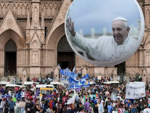 À Buenos Aires, des milliers de fidèles prient pour le pape François.