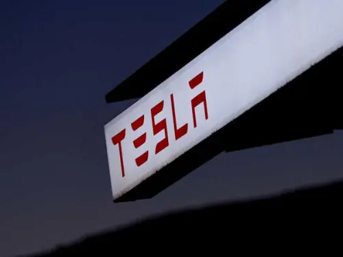 Manifestants rassemblés devant la salle d'exposition Tesla de Vancouver, expriment leur mécontentement envers Musk et Trump.