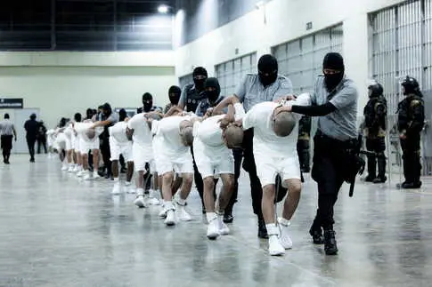 L'Administration Trump fait l'objet d'un examen juridique pour les expulsions vers El Salvador.