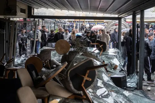 Foule réclame justice pour 59 morts dans l'incendie d'une boîte de nuit en Macédoine du Nord.