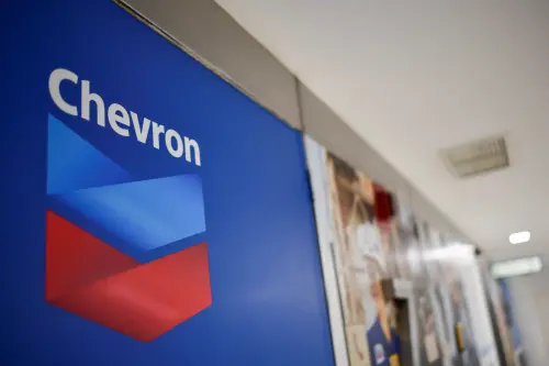 Trump envisage d'étendre la licence de Chevron pour pomper du pétrole au Venezuela, rapporte le WSJ.