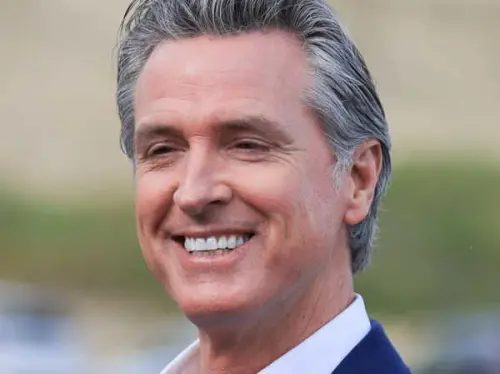 Le gouverneur Newsom envoie des téléphones "jetables" aux PDG pour une communication directe.