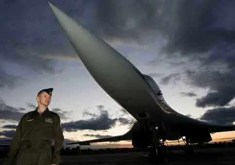 L'Ukraine lance la plus grande frappe de drones sur la base aérienne d'Engels en Russie.