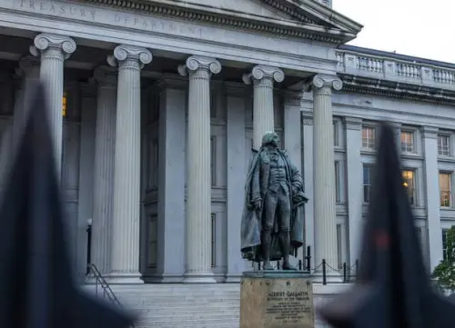 Un employé de 25 ans de DOGE a violé les politiques du Trésor en envoyant des données personnelles non chiffrées par e-mail.