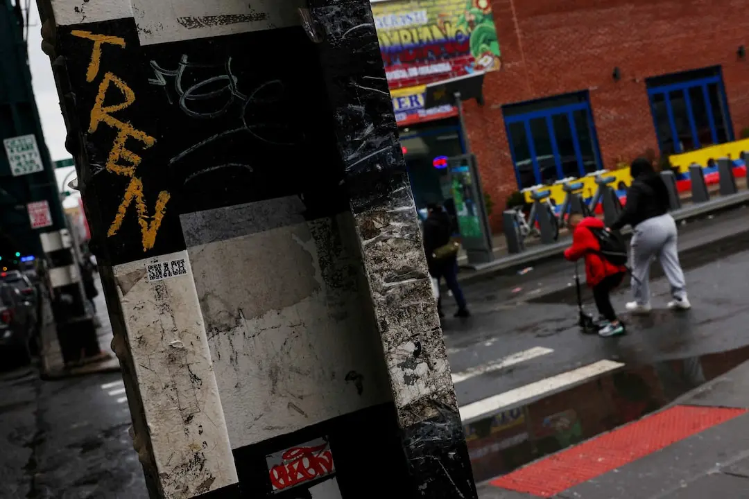 Les responsables de Trump défendent l'utilisation d'une loi de temps de guerre pour expulser les migrants.