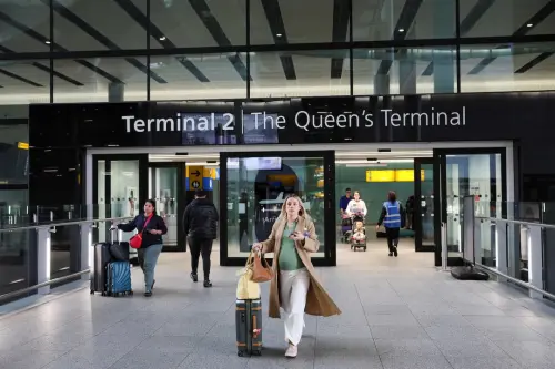 L'aéroport de Heathrow ordonne une enquête sur l'arrêt alors que les voyageurs subissent des jours de perturbation.