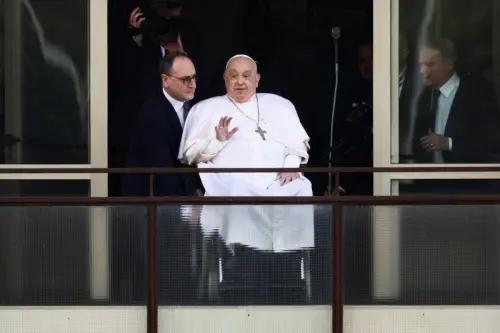 Le pape François revient au Vatican après cinq semaines d'hôpital.