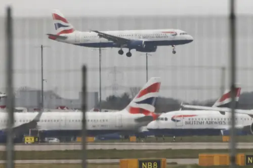 Heathrow au Royaume-Uni défend sa décision de fermer l'aéroport au milieu des échanges de blâmes.