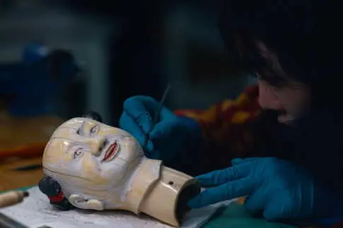 Les restaurateurs de la Cité Interdite allient science moderne et techniques anciennes pour sauver des trésors impériaux.