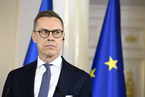 Le président finlandais renforce les liens avec Trump lors d'une visite surprise en Floride.