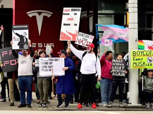 Des manifestants organisent plus de 200 manifestations "Tesla Takedown" dans le monde entier.