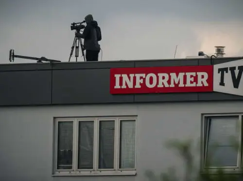 Des étudiants en lutte en Serbie manifestent devant un média pro-gouvernemental et entreprennent une « décontamination ».