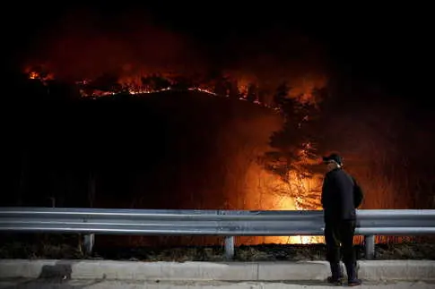 La Corée du Sud lutte contre le feu de forêt le plus meurtrier après qu'un rituel ancestral a déclenché un immense incendie.