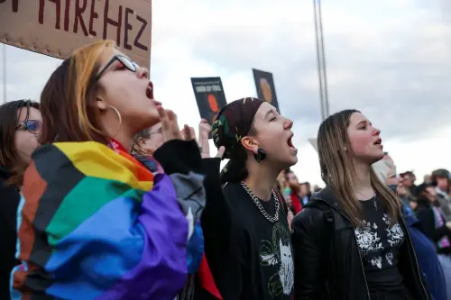 Les Hongrois poursuivent les manifestations contre la décision d'Orbán d'interdire la Pride.