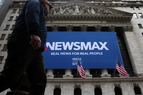 La chaîne de nouvelles câblées conservatrice Newsmax connaît une nouvelle augmentation de 180 % un jour après un début étonnant.