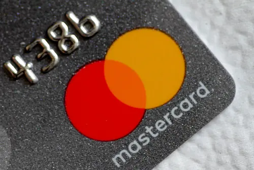 Visa propose 100 millions de dollars pour remplacer Mastercard en tant que nouveau partenaire de carte de crédit d'Apple, rapporte le WSJ.