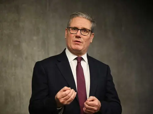 Sir Keir Starmer déclare que les discussions commerciales entre les États-Unis et le Royaume-Uni sont "bien avancées" et rejette la réponse "réflexe" aux tarifs de Donald Trump.