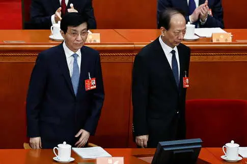 Les dirigeants chinois de premier plan échangent des postes historique dans le remaniement du Parti communiste.