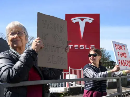 Tesla annonce 336 000 livraisons de véhicules au premier trimestre, en baisse de 13 % par rapport à l'année dernière.