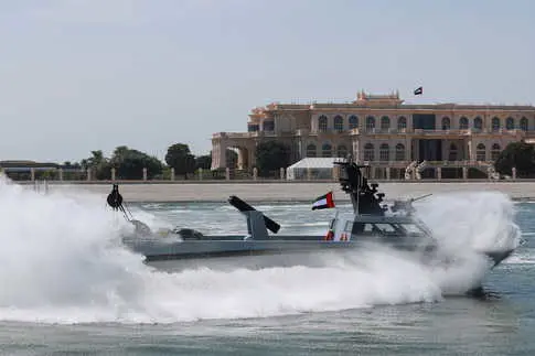 La marine américaine lance le premier navire de guerre entièrement autonome pour des missions maritimes prolongées.