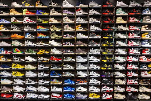 Hold-ups de trains de marchandises en Californie et en Arizona ciblant 3 millions de dollars de baskets Nike.