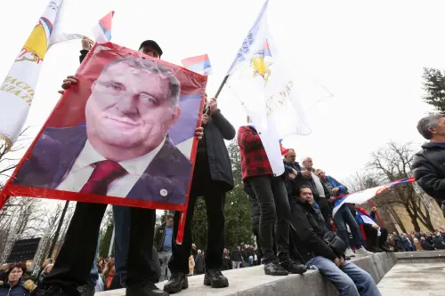 Le leader serbe bosniaque intensifie les menaces sécessionnistes avant le verdict du tribunal.