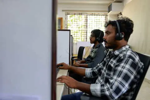 Teleperformance Introduit l'IA pour Modifier les Accents des Agents de Centres d'Appels Indiens.