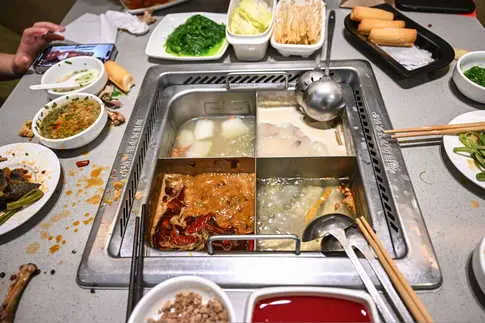 Adolescents de Shanghai arrêtés après s'être filmés en train d'uriner dans un plat chaud au sein d'une chaîne de restaurants populaire.