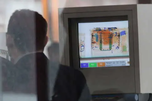 Un touriste américain risque l'arrestation après la découverte d'une arme à un port japonais.