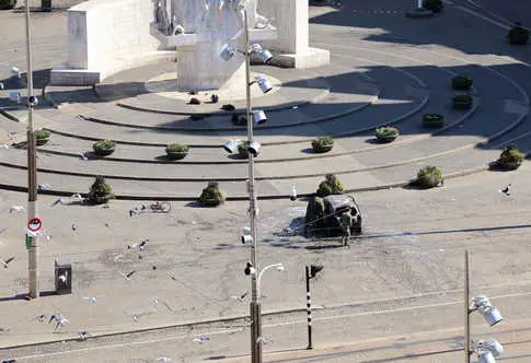 Un homme met le feu à une voiture sur une place d'Amsterdam quelques jours après une attaque au couteau terroriste.