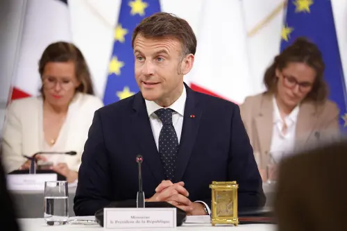 Macron appelle à suspendre les investissements aux États-Unis après les tarifs.