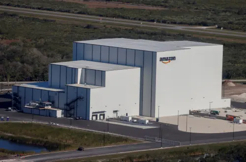 Amazon vise un lancement le 9 avril de ses premiers satellites internet Kuiper.